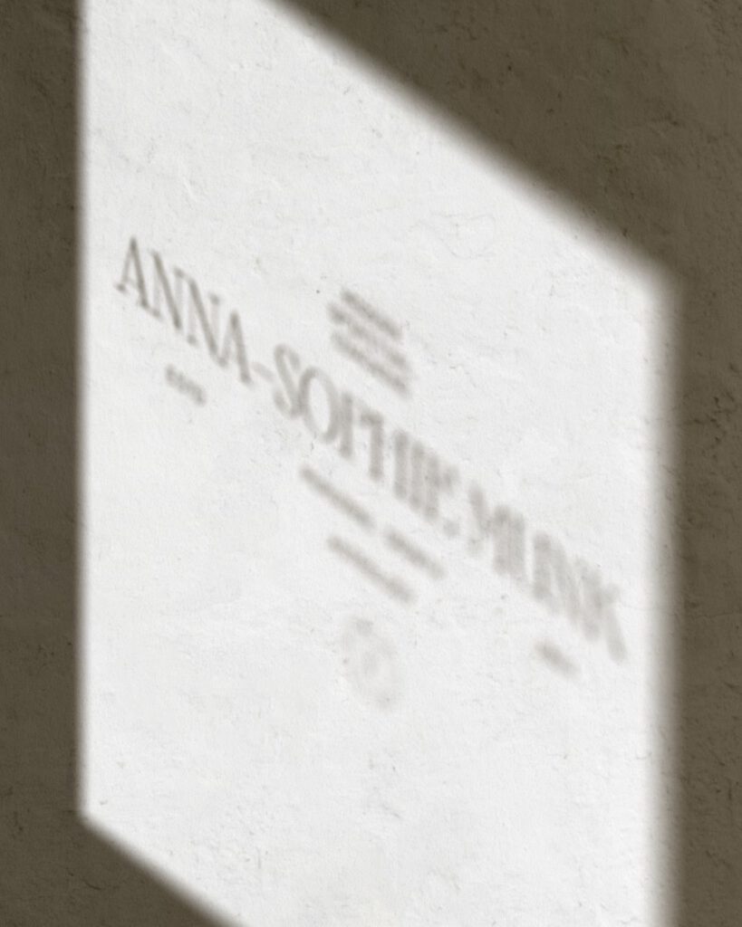 Logo von Anna Sophie Munk im Schatten eines Fensters