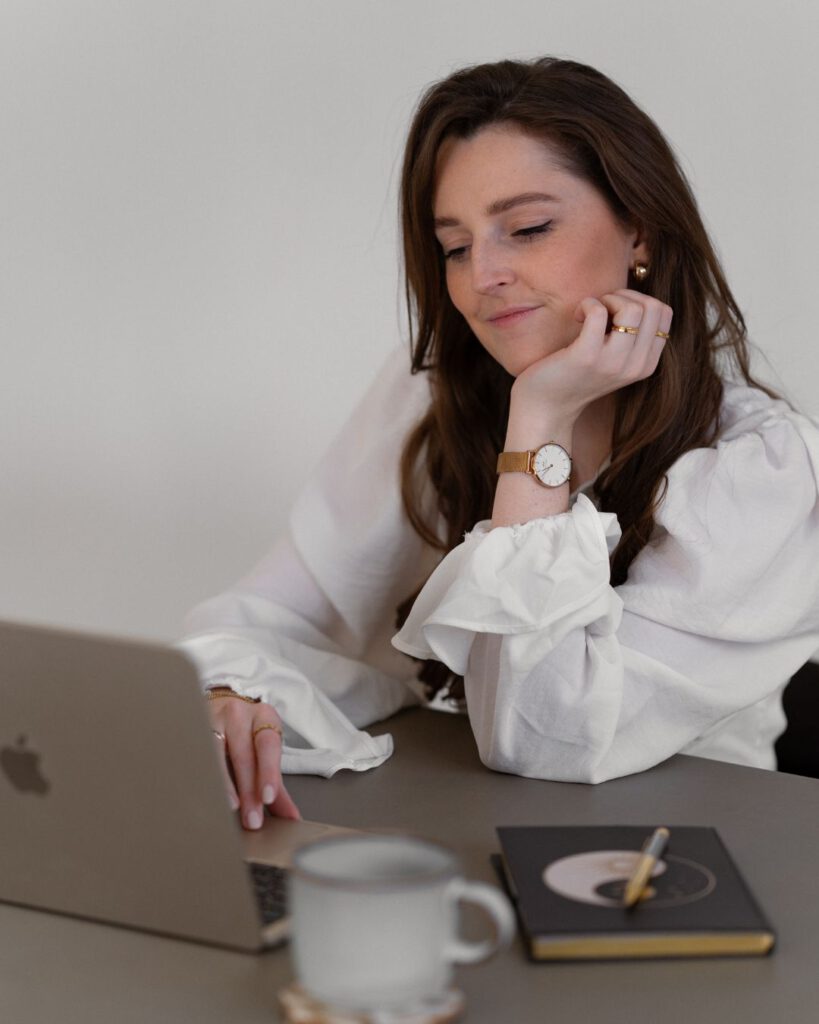 Coaching-Setting mit Notizen, Laptop und ruhiger Atmosphäre.